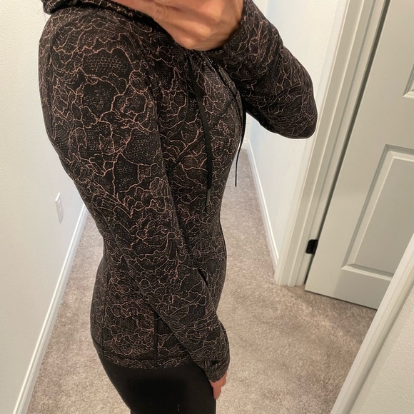 Lululemon Hooded Define in size 4
Jacket *Nulu
Lacescape Spanish Rose Black - Picture 6 of 6